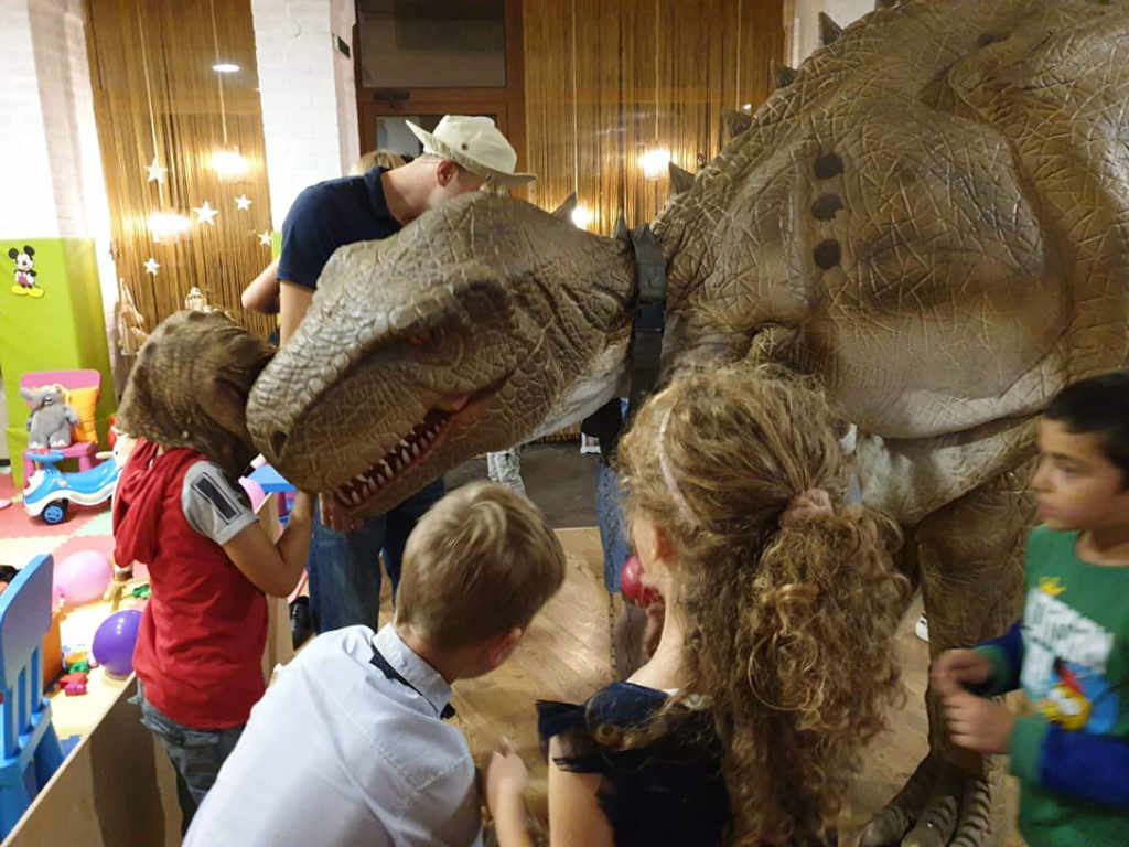 Парти с Динозавър у дома